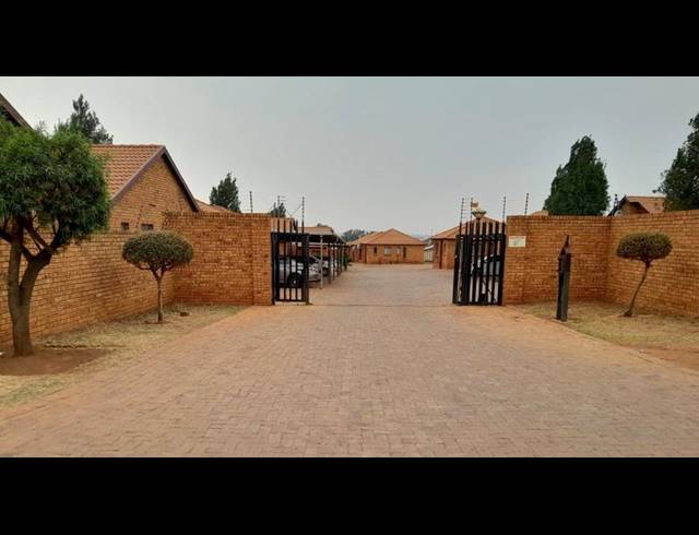 3 BEDROOM TOWNHOUSE FOR SALE IN PROTEA GLEN